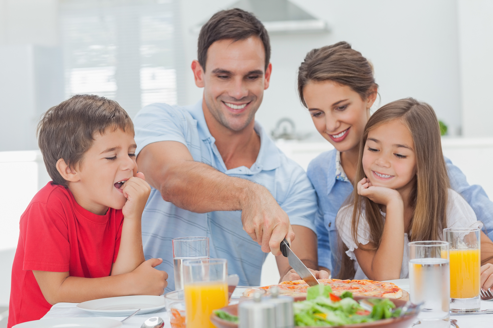 Семья на кухне стоковое фото. Pizza Family dinner. Made Family. Make to Family. Easy family